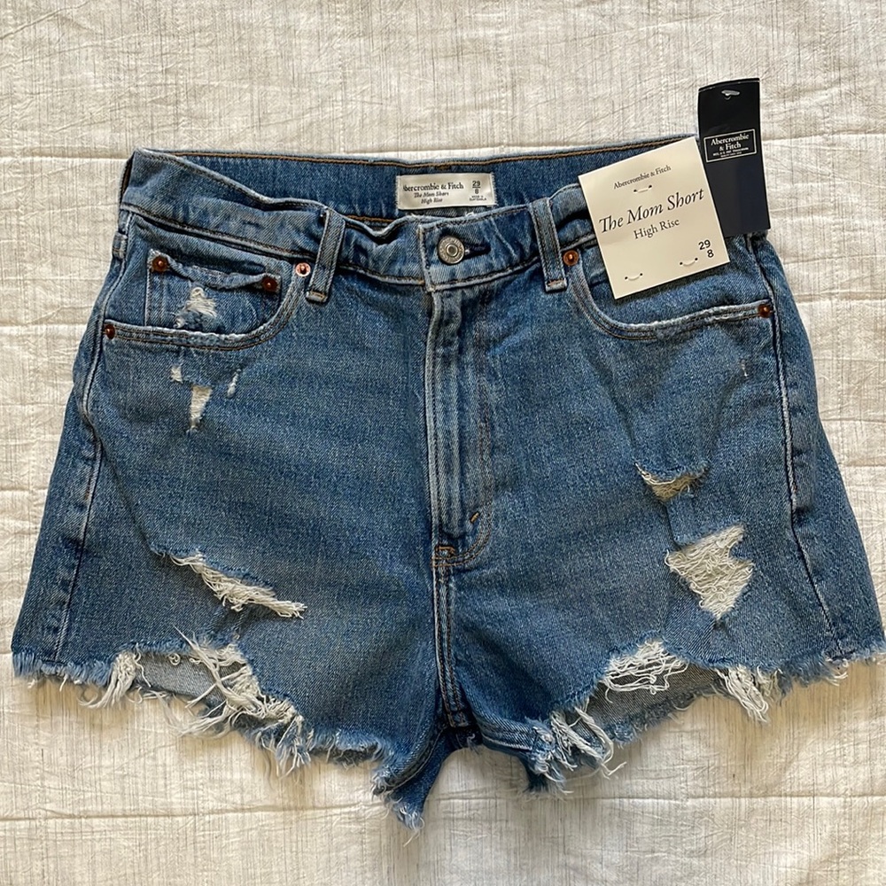Abercrombie & Fitch distressed High Rise Mom Short Size 8/29 NWT